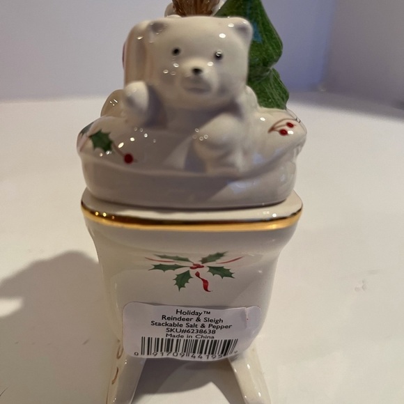 New in Box Lenox Holiday Stackable Reindeer and Sleigh Salt and Pepper Shakers - Picture 8 of 13